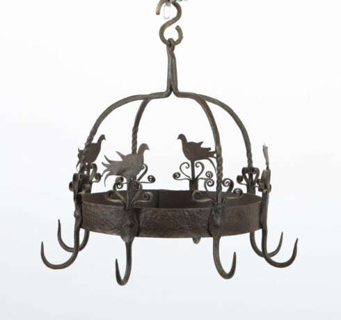 Küchen-/Speckkrone 19. Jh., Schmiedeeisen, an einer Gliederkette hänge… - photo 3 Küchen-/Speckkrone 19. Jh., Schmiedeeisen, an einer Gliederkette hänge… - photo 3