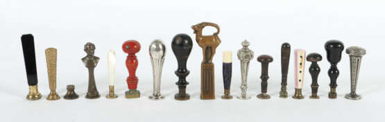 Sammlung von 17 Petschaften 19. Jh./um 1900, Holz/variierende Metalle/… - photo 1 Sammlung von 17 Petschaften 19. Jh./um 1900, Holz/variierende Metalle/… - photo 1