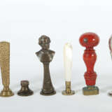 Sammlung von 17 Petschaften 19. Jh./um 1900, Holz/variierende Metalle/… - photo 2