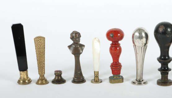 Sammlung von 17 Petschaften 19. Jh./um 1900, Holz/variierende Metalle/… - photo 2 Sammlung von 17 Petschaften 19. Jh./um 1900, Holz/variierende Metalle/… - photo 2