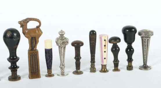 Sammlung von 17 Petschaften 19. Jh./um 1900, Holz/variierende Metalle/… - photo 3 Sammlung von 17 Petschaften 19. Jh./um 1900, Holz/variierende Metalle/… - photo 3