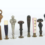 Sammlung von 17 Petschaften 19. Jh./um 1900, Holz/variierende Metalle/… - photo 3
