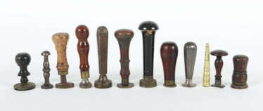 Sammlung von 12 Petschaften 18./19. Jh., Holz/variierende Metalle, in …