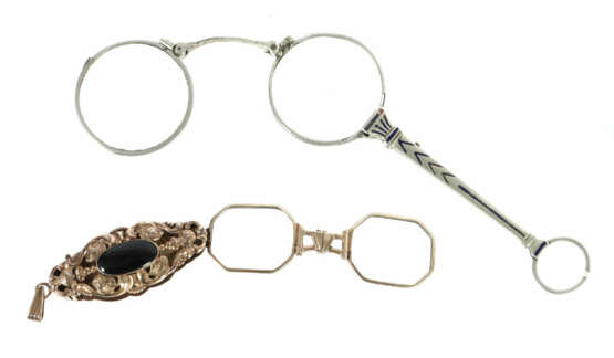 Paar variierende Lorgnons 1. Drittel 20. Jh., Metall, part. blau email… - фото 1 Paar variierende Lorgnons 1. Drittel 20. Jh., Metall, part. blau email… - фото 1