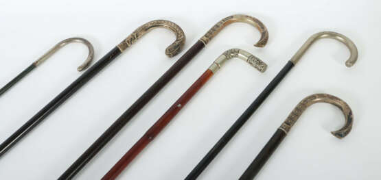 Sammlung von 6 Spazierstöcken 20. Jh., variierende Hölzer tls. ebonisi… - фото 2