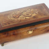 Walzenspieldose Böhme Music, 20. Jh., rechteckiger Holzkorpus mit Wurz… - Foto 1