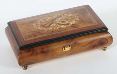 Walzenspieldose Böhme Music, 20. Jh., rechteckiger Holzkorpus mit Wurz…