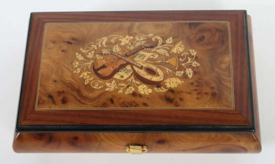 Walzenspieldose Böhme Music, 20. Jh., rechteckiger Holzkorpus mit Wurz… - Foto 2 Walzenspieldose Böhme Music, 20. Jh., rechteckiger Holzkorpus mit Wurz… - Foto 2