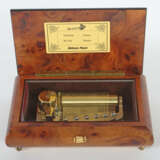 Walzenspieldose Böhme Music, 20. Jh., rechteckiger Holzkorpus mit Wurz… - Foto 3