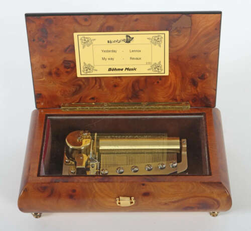 Walzenspieldose Böhme Music, 20. Jh., rechteckiger Holzkorpus mit Wurz… - Foto 3 Walzenspieldose Böhme Music, 20. Jh., rechteckiger Holzkorpus mit Wurz… - Foto 3