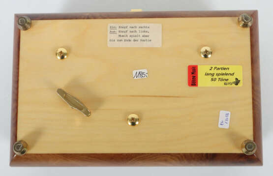 Walzenspieldose Böhme Music, 20. Jh., rechteckiger Holzkorpus mit Wurz… - Foto 4 Walzenspieldose Böhme Music, 20. Jh., rechteckiger Holzkorpus mit Wurz… - Foto 4