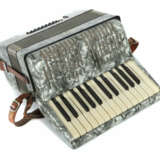 Akkordeon ''Weltmeister'' VEB Klingenthaler Harmonikawerke, Gehäuse mi… - Foto 1