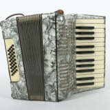 Akkordeon ''Weltmeister'' VEB Klingenthaler Harmonikawerke, Gehäuse mi… - Foto 2