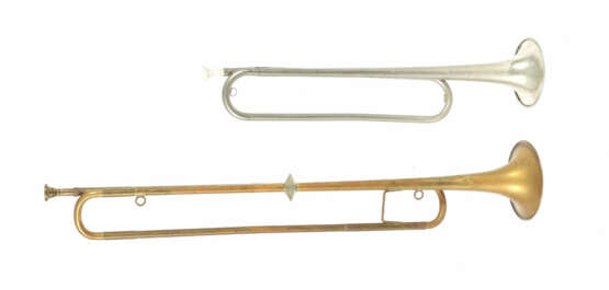 2 Fanfaren 1 x Messing, mit Mundstück, 1. H. 20. Jh., Korpus-L: 73,5 c… - фото 1 2 Fanfaren 1 x Messing, mit Mundstück, 1. H. 20. Jh., Korpus-L: 73,5 c… - фото 1