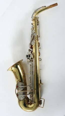 Alt-Saxophon Embassy, Modellnummer 103215, ca. Mitte 20 Jh., Goldmessi… - photo 2 Alt-Saxophon Embassy, Modellnummer 103215, ca. Mitte 20 Jh., Goldmessi… - photo 2