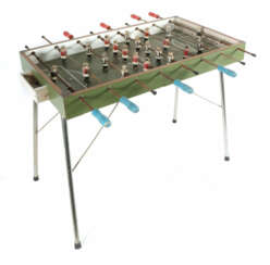 Tischkicker 1950er Jahre, Holz/Metall, rechteckiges Spielfeld mit 2 au…