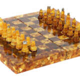 Bernstein-Schachspiel 20. Jh., das aufklappbare mikromosaike Spielbret… - photo 1