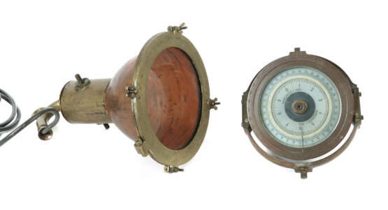 Nautischer Kompass und Leuchte 1. Drittel 20. Jh., großer Kompass als … - фото 1 Nautischer Kompass und Leuchte 1. Drittel 20. Jh., großer Kompass als … - фото 1