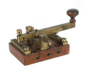 Morseapparat wohl Ende 19. Jh., Messing, auf rechteckige Holzplatte ge…