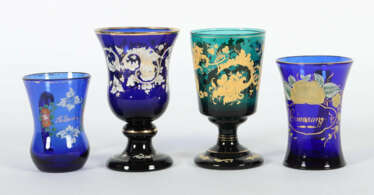 Konvolut 4 Gläser Böhmen, 19. Jh., kobaltblaues und grünes Glas, flora…