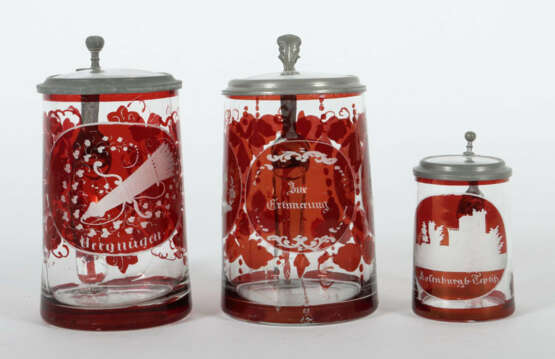 3 Deckelgläser 2 Hälfte 19. Jh., farbloses Glas, rot gebeizt, ein Hump… - photo 1
