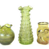 3 Jugenstil-Vasen um 1900, grünlich gefärbtes Glas, part. leicht irisi… - photo 1