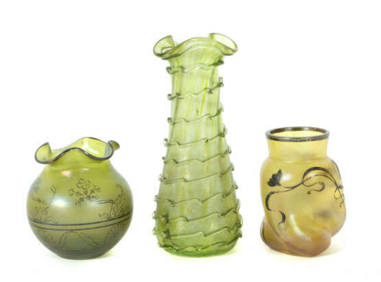 3 Jugenstil-Vasen um 1900, grünlich gefärbtes Glas, part. leicht irisi… - photo 1
