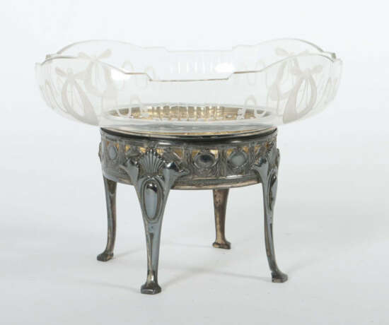 Jugendstil-Tafelaufsatz Um 1900- 1920, die eingesetzte Schale aus farb… - фото 1 Jugendstil-Tafelaufsatz Um 1900- 1920, die eingesetzte Schale aus farb… - фото 1