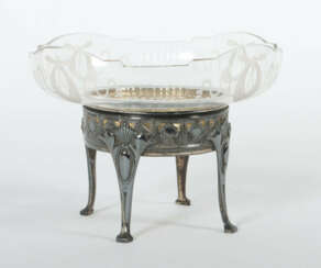 Jugendstil-Tafelaufsatz Um 1900- 1920, die eingesetzte Schale aus farb…