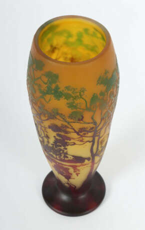 Jugendstil Kamee Vase Um 1910, wohl Frankreich, farbloses Glas mit gel… - photo 3