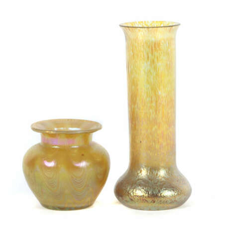 2 Vasen Joh. Loetz, Wwe, Klostermühle um 1910, eine zylinderförmige Ca… - Foto 1 2 Vasen Joh. Loetz, Wwe, Klostermühle um 1910, eine zylinderförmige Ca… - Foto 1