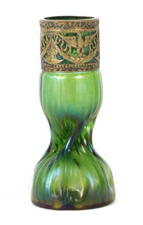 Vase mit Montur Joh. Loetz, Wwe, Klostermühle, um 1900, grün irisieren… - photo 1 Vase mit Montur Joh. Loetz, Wwe, Klostermühle, um 1900, grün irisieren… - photo 1