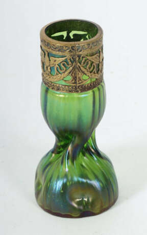 Vase mit Montur Joh. Loetz, Wwe, Klostermühle, um 1900, grün irisieren… - photo 2 Vase mit Montur Joh. Loetz, Wwe, Klostermühle, um 1900, grün irisieren… - photo 2