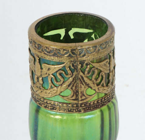 Vase mit Montur Joh. Loetz, Wwe, Klostermühle, um 1900, grün irisieren… - photo 3 Vase mit Montur Joh. Loetz, Wwe, Klostermühle, um 1900, grün irisieren… - photo 3