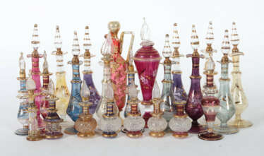 Parfüm-Flakons Sammlung von 24 Stück, in unterschiedlichen Farben mit …