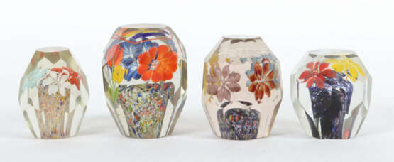 4 variierende Paperweights mit Blumen Wohl Böhmen, 1. Hälfte 20. Jh., … - Foto 1 4 variierende Paperweights mit Blumen Wohl Böhmen, 1. Hälfte 20. Jh., … - Foto 1