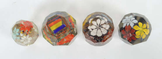 4 variierende Paperweights mit Blumen Wohl Böhmen, 1. Hälfte 20. Jh., … - Foto 2 4 variierende Paperweights mit Blumen Wohl Böhmen, 1. Hälfte 20. Jh., … - Foto 2