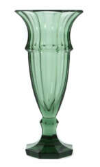 Fußvase in Grün Wohl Verreries Charles Schneider, Epinay/Seine, Frankr…