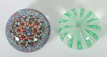 2 Paperweights Murano, Italien, 20 Jh., kugelförmig, 1 x Klarglas am G…