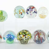 9 Paperweights meist Tschechien, 20. Jh, Klarglaskugeln in variierende… - Foto 1