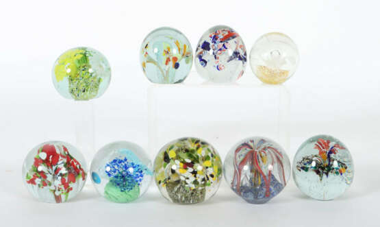 9 Paperweights meist Tschechien, 20. Jh, Klarglaskugeln in variierende… - Foto 1 9 Paperweights meist Tschechien, 20. Jh, Klarglaskugeln in variierende… - Foto 1