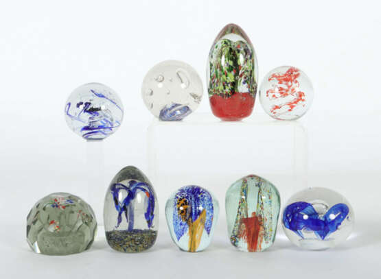 9 Paperweights meist Tschechien, 20. Jh, Klarglaskugeln,- ovale und 1 … - Foto 1