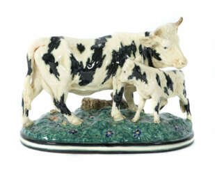 Kuh mit Kalb Karlsruher Majolika, Modellnummer: 1074 (18), Entwurf: wo…