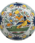 Product catalog. Fayenceteller mit Vogelmalerei Delft/Holland, 17./18 Jh., beiger Scher…