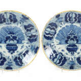2 Teller mit Blaumalerei de Porceleyne Claew, Delft, 1700-1770, Kerami… - photo 1