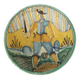 Majolikaschale mit Soldatendarstellung Montelupo, Mitte 17. Jh., rötli… - photo 1