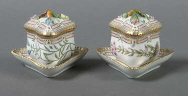 Paar variierende Cremetöpfchen mit 2 Unteren mit Dekor ''Flora Danica'…