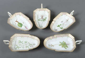 5 Henkel-/Beilagenschalen mit Dekor ''Flora Danica'' Royal Copenhagen,…