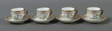 4 Mokkatassen mit 4 Unteren mit Dekor ''Flora Danica'' Royal Copenhage…