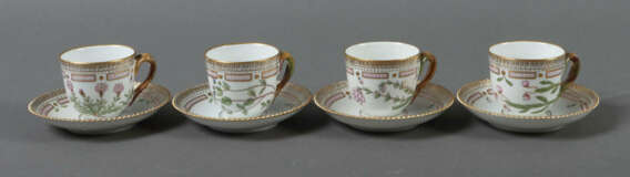 4 Mokkatassen mit 4 Unteren mit Dekor ''Flora Danica'' Royal Copenhage… - Foto 1